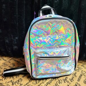 Kids halografic star back pack straps are black and white